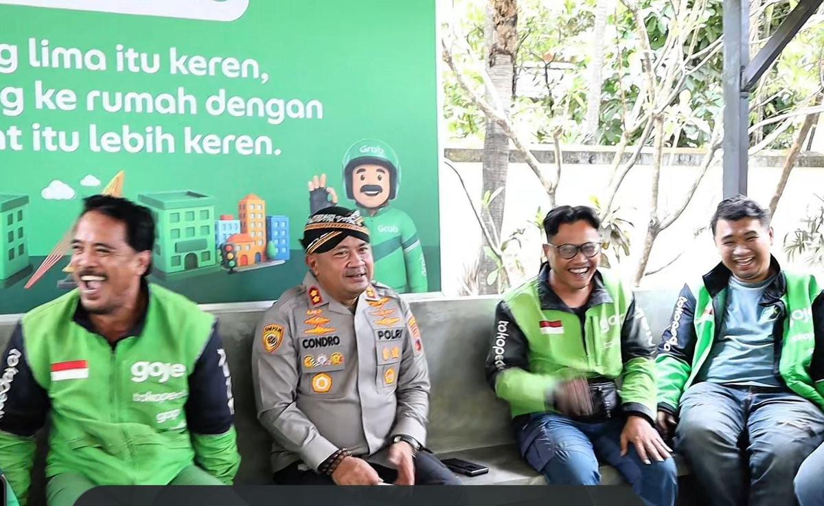 Kapolresta Surakarta AKBP Condro Sasongko ngariung bareng driver di posko faroka solo. (merdeka.com/arie sunaryo).
