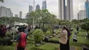 Puluhan pelayat yang berasal dari berbagai kelompok masyarakat dalam pemakaman Ketua DPW PPP Abraham Lunggana atau Haji Lulung di TPU Karet Bivak, Jakarta, Selasa (14/12/2021). Lulung dikabarkan menghembuskan nafas terakhir pukul 10.51 WIB di RS Harapan Kita, Jakarta. (Liputan6.com/Faizal Fanani)