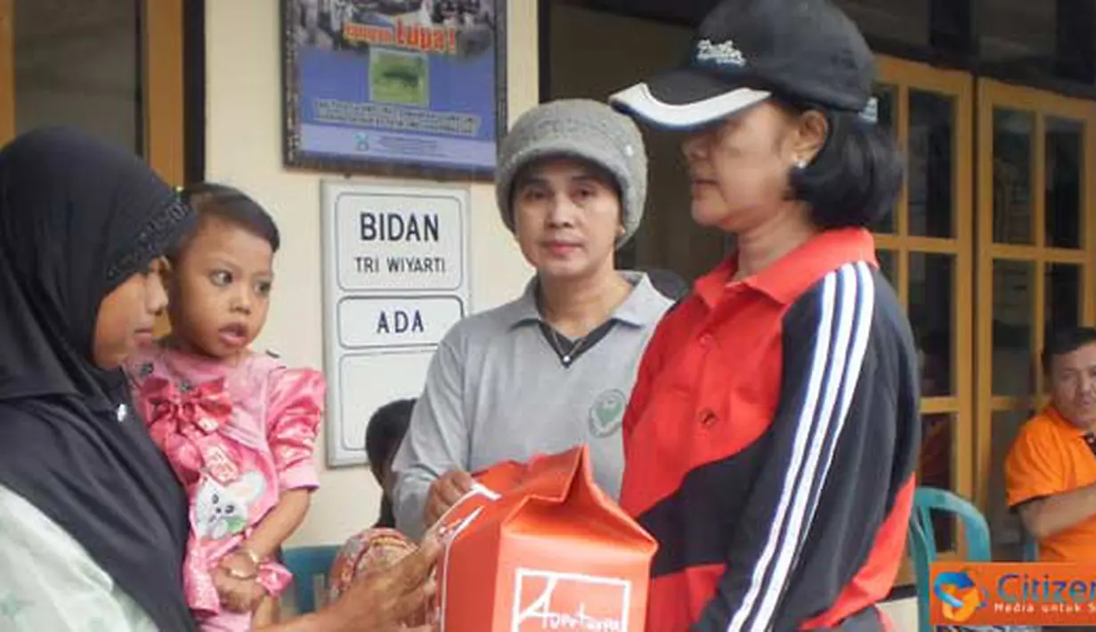 Citizen6, Lumajang: Anggota club gemes memberikan sembako pada warga Desa Bagu. (Pengirim: Susi)