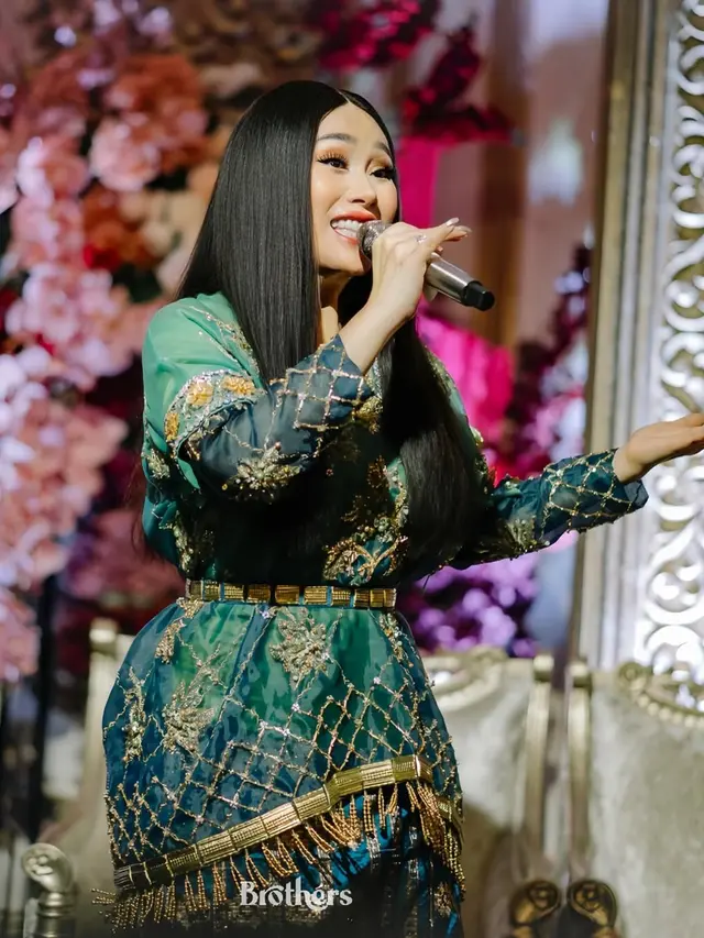 6 Outfit Manggung Titi DJ, Elegan dan Penuh Pesona di Usia 59 Tahun