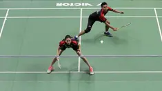 Pasangan PB Djarum, Tontowi Ahmad dan Gloria Emanuelle, pada laga Kejurnas PBSI di Britama Arena, Jakarta, Rabu (19/12). Bintang Bulutangkis Indonesia beradu aksi dengan membela klub nya masing-masing. (Bola.com/M Iqbal Ichsan)