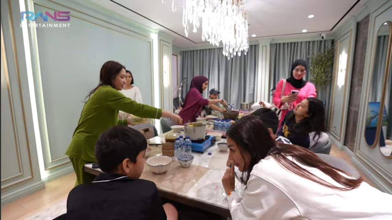 Setelah 15 Tahun, Potret Raffi Ahmad Akhirnya Sahur Bersama Keluarga Besar - Semua Hadir Termasuk Mantan Suami Nisya Ahmad