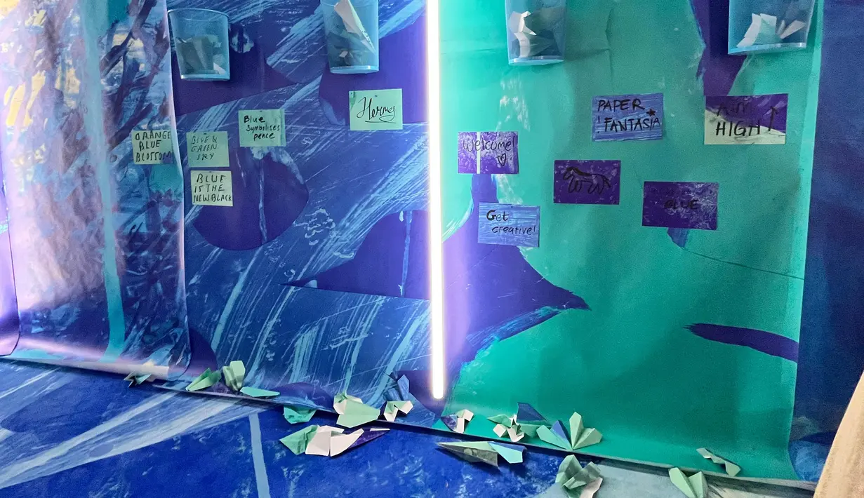 Pada ruangan yang didominasi dengan corak biru dan hijau, terdapat aktivasi menarik. Pengunjung dapat membuat pesawat dari kertas sambil menuliskan pesan di dinding.
  [ Foto : Fimela.com ]