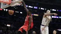 Forward Toronto Raptors Pascal Siakam melakukan slam dunk pada laga NBA 2019/2020 melawan LA Lakers di Staples Center, Minggu (10/11/2019) atau Senin WIB.  (AP Photo/Marcio Jose Sanchez)