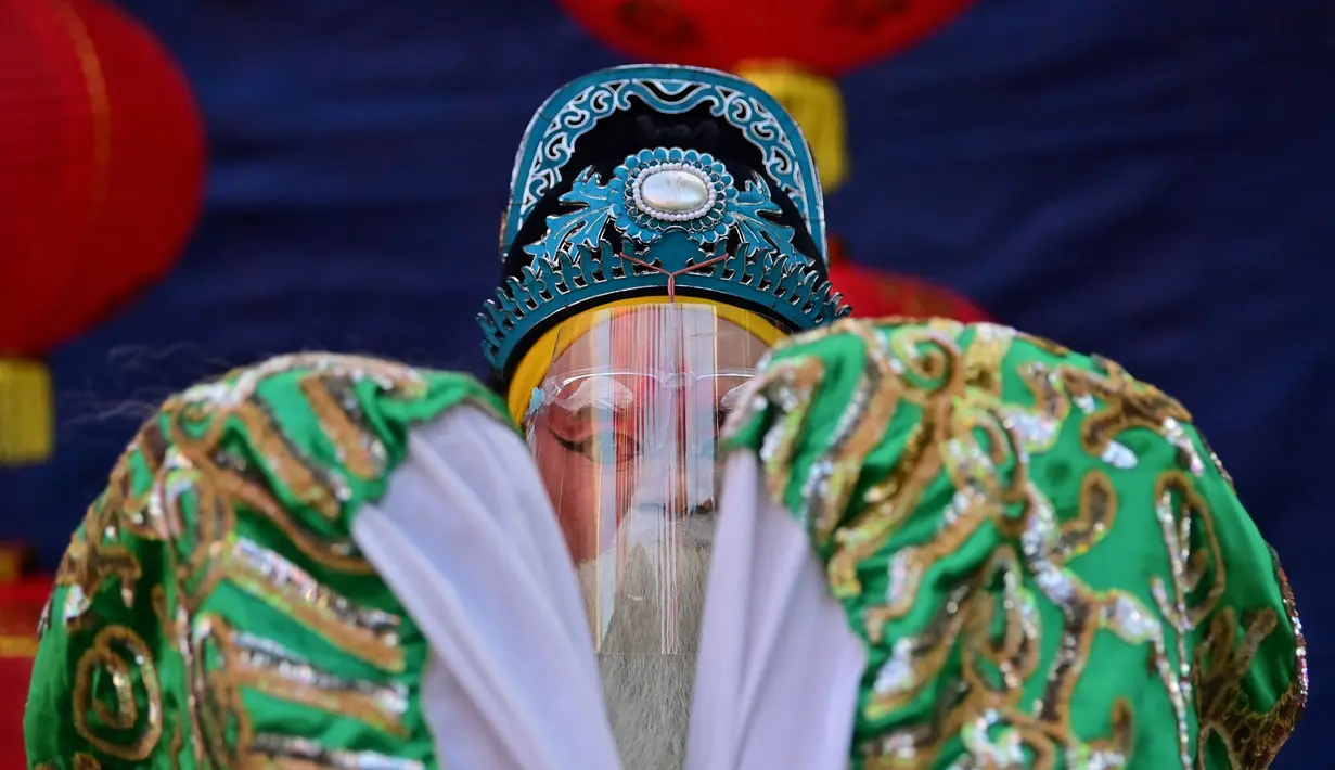 Seorang pemain Opera tradisional Tiongkok dari rombongan Sai Yong Hong berpose di belakang panggung selama perayaan Tahun Baru Imlek mendatang, di gudang Lhong 1919 di Bangkok (19/1/2022). (AFP/Lillian Suwanrumpha)