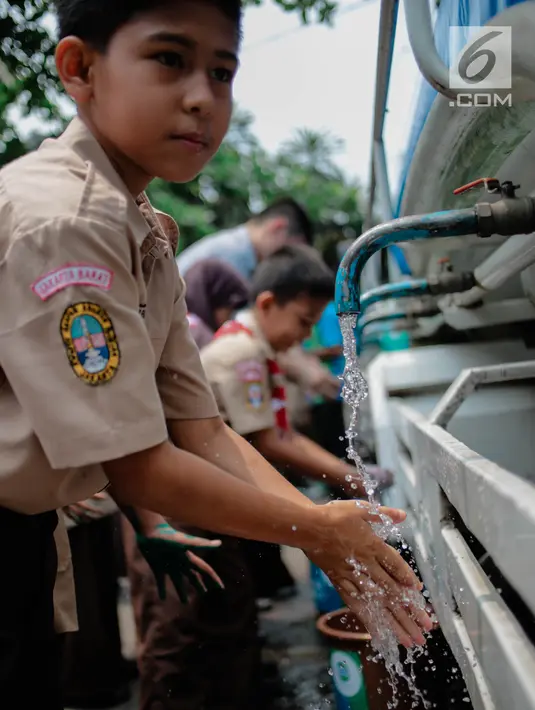 Siswa mencuci tangan saat memperingati Hari Cuci Tangan Pakai Sabun Sedunia di Jakarta, Rabu (17/10). Kegiatan ini juga untuk menanamkan sejak dini perilaku hidup bersih dan sehat agar mengurangi resiko penularan penyakit. (Liputan6.com/Faizal Fanani)