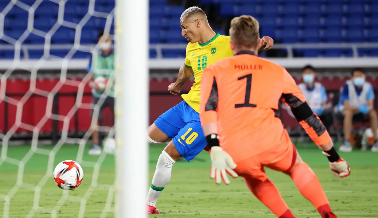 Pada laga di Yokohama International Stadium, Kamis (22/7/2021) malam WIB, Brasil sudah membuka gol pada menit ke-5 lewat sepakan keras Richarlison ke pojok atas gawang Jerman setelah percobaan pertamanya mampu ditepis kiper Florian Mueller. (Foto: AFP/Yoshikazu Tsuno)