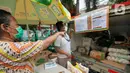 Warga membeli sembako murah di Kantor Kelurahan Cililitan, Jakarta, Rabu (2/2/2022). Pasar murah ini menyediakan minyak goreng dengan harga subsidi yakni Rp 14.000 per liter, beras 5kg dengan harga Rp 55.000 serta telur, susu UHT, gula pasir dan tepung terigu. (Liputan6.com/Herman Zakharia)