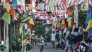 Anak-anak bermain di "Kampung Merdeka" RW 04 Kelurahan Kebon Melati, Tanah Abang, Jakarta, Rabu (11/8/2021). "Kampung Merdeka" dihias dengan mural dan beragam ornamen merah putih dalam rangka menyambut sekaligus memeriahkan Hari Kemerdekaan ke-76 RI. (merdeka.com/Iqbal S Nugroho)