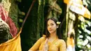 Anya Geraldine juga sempat menjalani ritual melukat mengenakan kebaya Bali kuning cerah dan kain Batik. @anyageraldine.