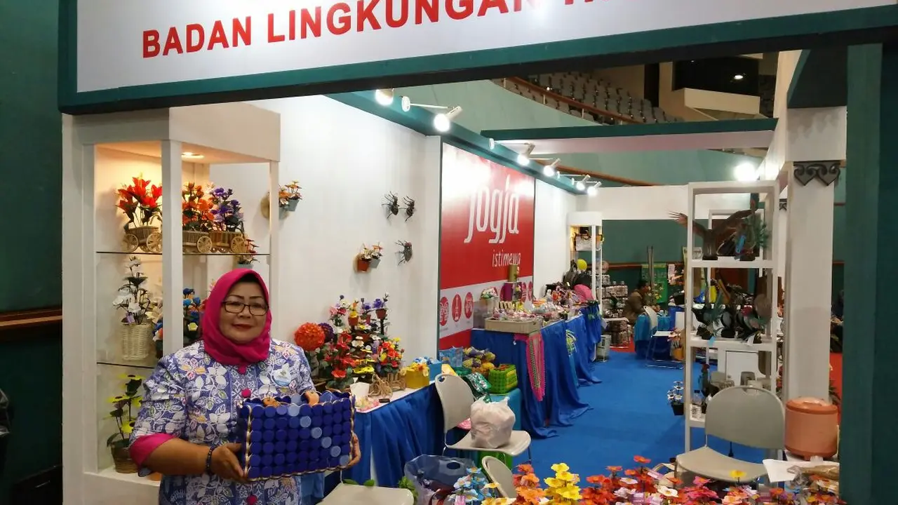 Sri Handayani, dari seorang ibu rumah tangga biasa dan istri pensiunan BUMN kini dikenal sebagai sosok wanita pelopor berdirinya Bank Sampah Handayani di Sleman