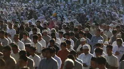 Pelaksanaan salat Idul Fitri dilaksananakan di berbagai daerah, termasuk Jakarta dan Bogor, yang digelar di lapangan terbuka dan gedung-gedung. Tampak dalam foto, ribuan umat muslim Muhammadiyah melakukan salat Idul Fitri 1447 Hijriah di Lapangan Sempur, Kota Bogor, Jawa Barat, Jumat (20/3/2026).(merdeka.com/Arie Basuki)