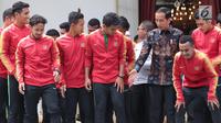 Presiden Joko Widodo bersiap berfoto bersama pemain Timnas U-22 Indonesia di Istana Merdeka, Jakarta, Kamis (28/2). Jokowi mengadakan pertemuan dengan Timnas U-22 Indonesia yang baru saja menjuarai turnamen Piala AFF U-22. (Liputan6.com/Angga Yuniar)