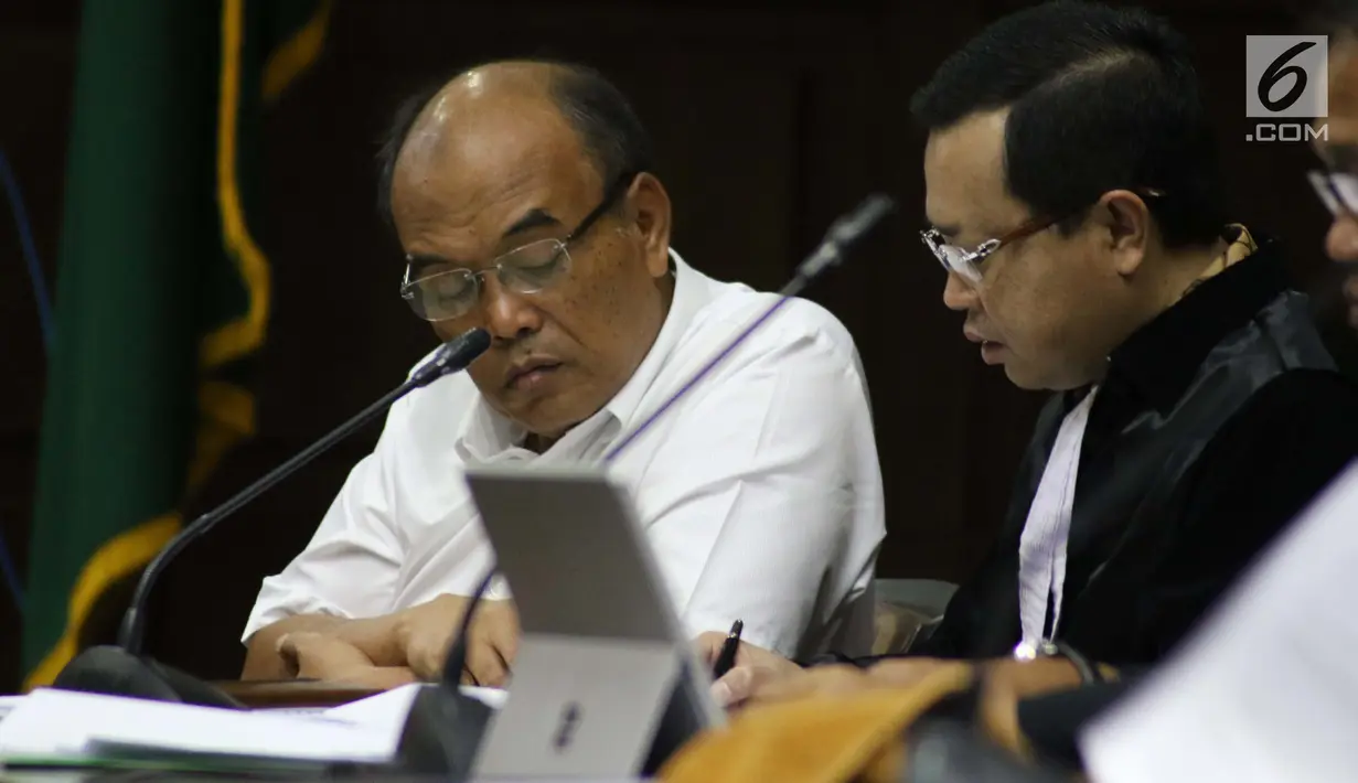 Terdakwa korupsi komisi kegiatan fiktif agen PT Asuransi Jasindo dalam pengadaan asuransi pada BP Migas-KKKS 2010-2012 dan 2012-2014, Budi Tjahjono (kiri) saat menjalani sidang di Pengadilan Tipikor, Jakarta, Rabu (30/1). (Liputan6.com/Helmi Fithriansyah)
