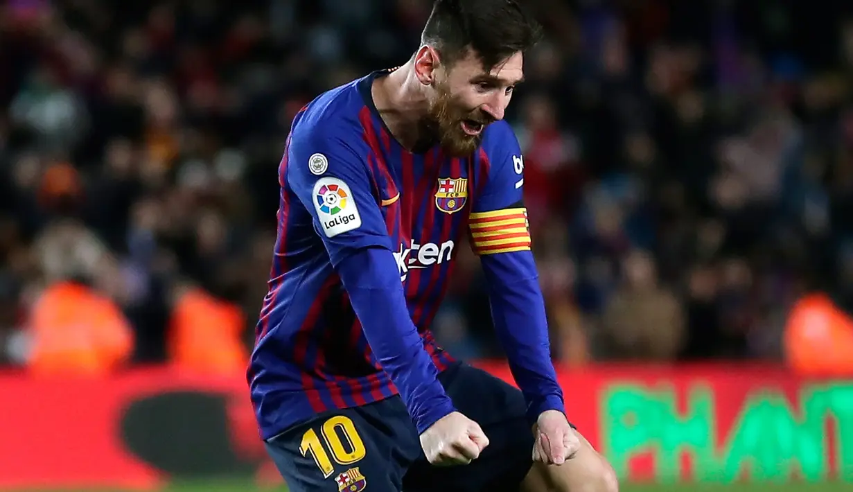 Pemain Barcelona, Lionel Messi melakukan selebrasi setelah mencetak gol ke gawang Valencia dalam lanjutan Liga Spanyol di Camp Nou, Spanyol, Minggu (3/2). Dua gol Messi membuat pertandingan berakhir 2-2. (AP Photo/Manu Fernandez)