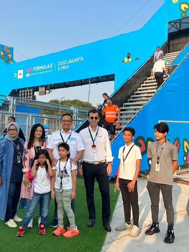 Gubernur DKI Jakarta Anies Baswedan bersama keluarga di sirkuit Formula E (@aniesbaswedan)