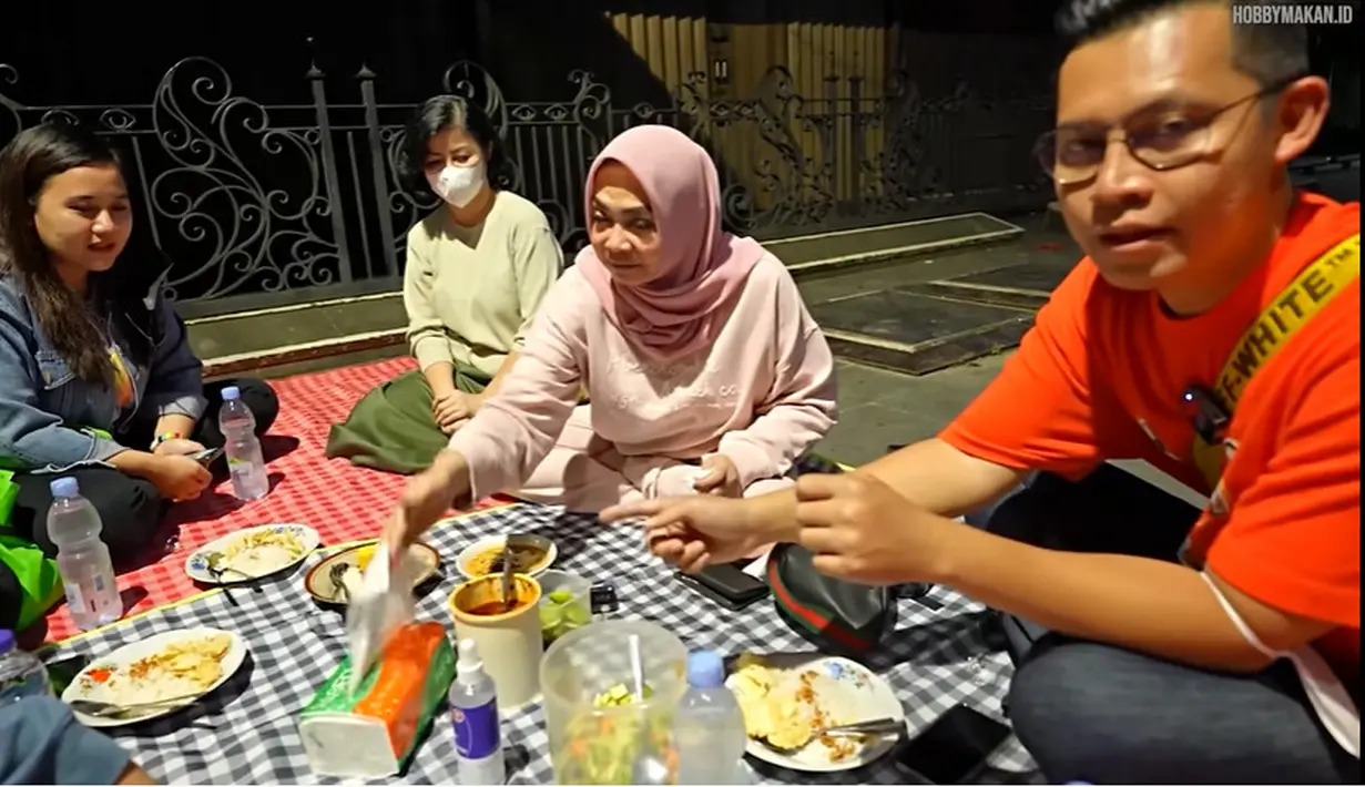 <p>Mama Rieta makan di pinggir Jalan. (Youtube/Hobby Makan)</p>
