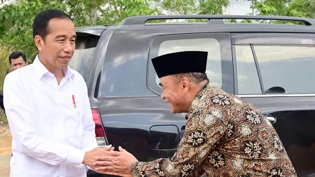 Presiden Jokowi bersama Menko PMK Muhadjir Effendy