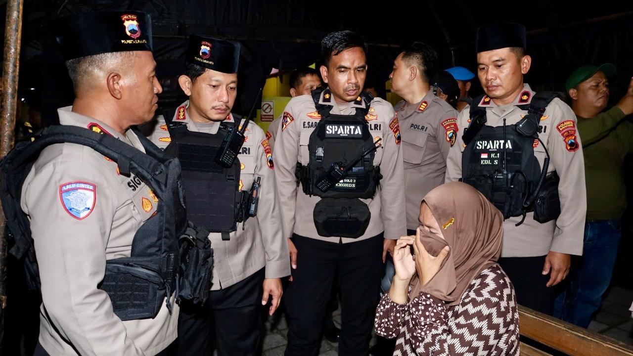 Polresta Solo berhasil menangkap dua orang yang diduga melakukan aksi pencopetan di tengah keramaian acara Haul Al Habib Ali bin Muhammad Al Habsyi di kawasan Pasar Kliwon, Solo, Sabtu (11/10/2025) malam (Liputan6.com/Fajar Abrori)
