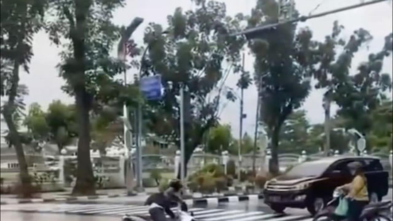 VIDEO: Gara-Gara Jalan Dikeramik, Banyak Pemotor 'Ngepot' di Medan