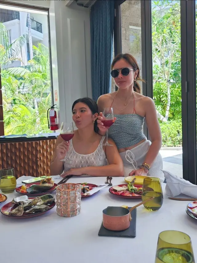 Wulan Guritno dan Shalom Razade Jadi Model
