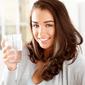 Ilustrasi minum air putih berkualitas untuk menjaga kesehatan tubuh. (Shutterstock)