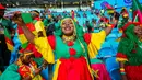 Seorang suporter dari Kamerun bereaksi sebelum dimulainya pertandingan sepak bola Grup G Piala Dunia 2022 antara Swiss dan Kamerun di Stadion Al Janoub, Al Wakrah, Qatar, Kamis (24/11/2022). (AP Photo/Petr Josek)