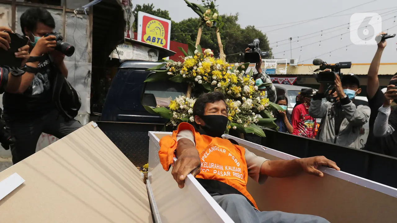 Pelanggar PSBB Dimasukkan ke Peti Mati