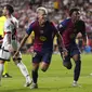 Pemain anyar Barcelona, Dani Olmo, merayakan gol yang dicetaknya ke gawang Rayo Vallecano saat Blaugrana bertandang ke Vallecas Stadium untuk menjalani laga jornada ketiga La Liga Spanyol, Rabu (28/8/2024) dini hari WIB. (AP Photo/Manu Fernandez)