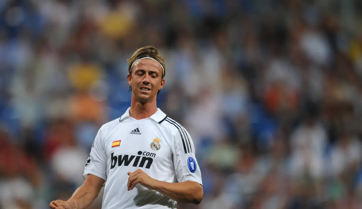 2. Guti Hernandez - Guti adalah legenda Real Madrid sepanjang masa. Kedekatannya dengan para suporter membuat nilai lebih buat gelandang flamboyan tersebut meski Guti masih minim akan pengalaman. (AFP/Pierre Philippe Marcou)