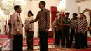 Presiden Joko Widodo berbincang dengan Wakil Presiden Jusuf Kalla usai Silaturahmi Idul Fitri 1437 H di Istana Negara, Jakarta, Senin (11/7). (Liputan6.com/Faizal Fanani)