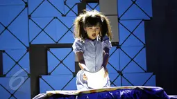 Salah satu adegan drama musikal Matilda di Jakarta, Sabtu (6/6). Drama musikal itu menceritakan seorang anak bernama Matilda sebagai anak yang bodoh kerena lebih memilih membaca buku dari pada menonton televisi. (Liputan6.com/Helmi Afandi)