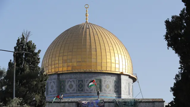 Potret Warga Palestina Sholat Idul Fitri di Tengah Ketegangan dengan Israel