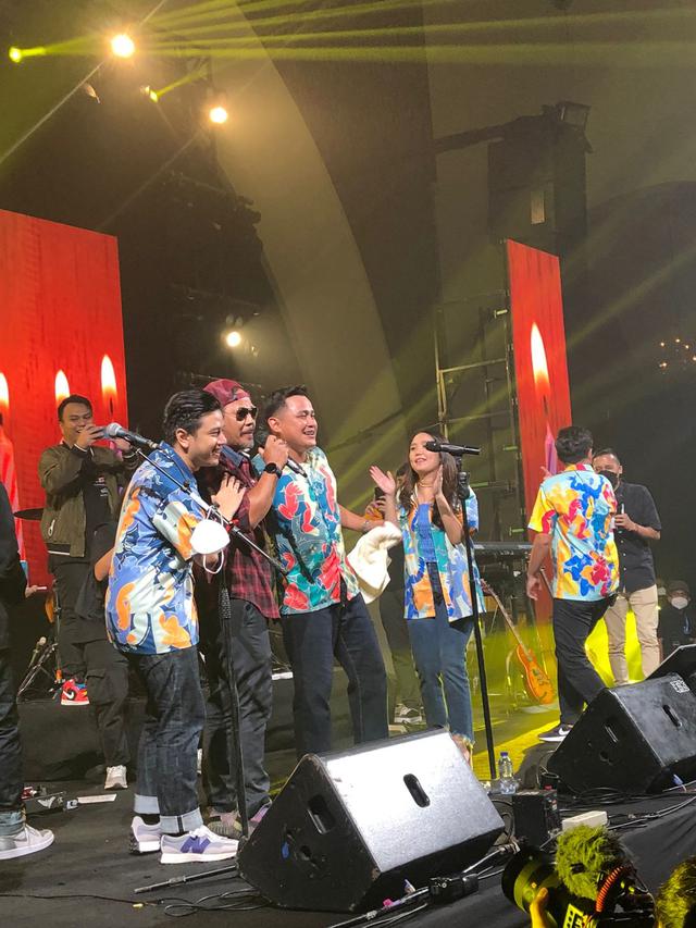 HIVI! bersama dengan vokalis Jamrud, Krisyanto