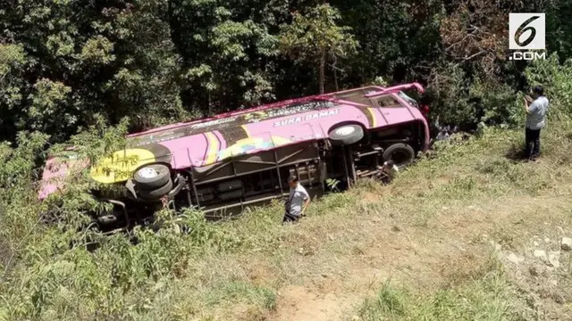 Kecelakaan maut menimpa sebuah bus pariwisata di ruas jalan Cemoro Sewu-Sarangan, Magetan, Jawa Timur. Bus yang mengangkut rombongan tur SMK PGRI 1 Karanganyar itu terguling dan masuk jurang sedalam 10 meter.