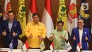 Ketua Umum Partai Demokrat Agus Harimurti Yudhoyono, Ketua Umum Partai Golkar Airlangga Hartarto, Ketua Umum PKB Muhaimin Iskandar, Ketua Umum PAN Zulkifli Hasan berfoto bersama saat silaturahmi awal tahun di Hotel Dharmawangsa, Jakarta, Minggu (8/1/2023). Delapan pimpinan partai politik bertemu untuk membahas sistem proporsional tertutup dalam pelaksanaan Pemilu 2024 yang diwacanakan oleh Ketua Komisi Pemilihan Umum (KPU). (Liputan6.com/Herman Zakharia)