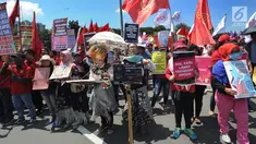 Ratusan aktifis perempuan dari 65 organisasi kemasyarakatan melakukan aksi memperingati Hari Perempuan Internasional di depan Istana Merdeka, Jakarta, Jumat (8/3). Aksi mengusung Panggung Politik Perempuan Independen. (merdeka.com/Arie Basuki)