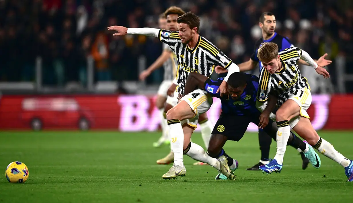 Derby d'Italia yang mempertemukan Juventus dengan Inter Milan di putaran pertama Serie A Liga Italia musim 2023/2024 berakhir tanpa pemenang. Laga di Allianz Stadium tuntas dengan imbang 1-1. (MARCO BERTORELLO/AFP)