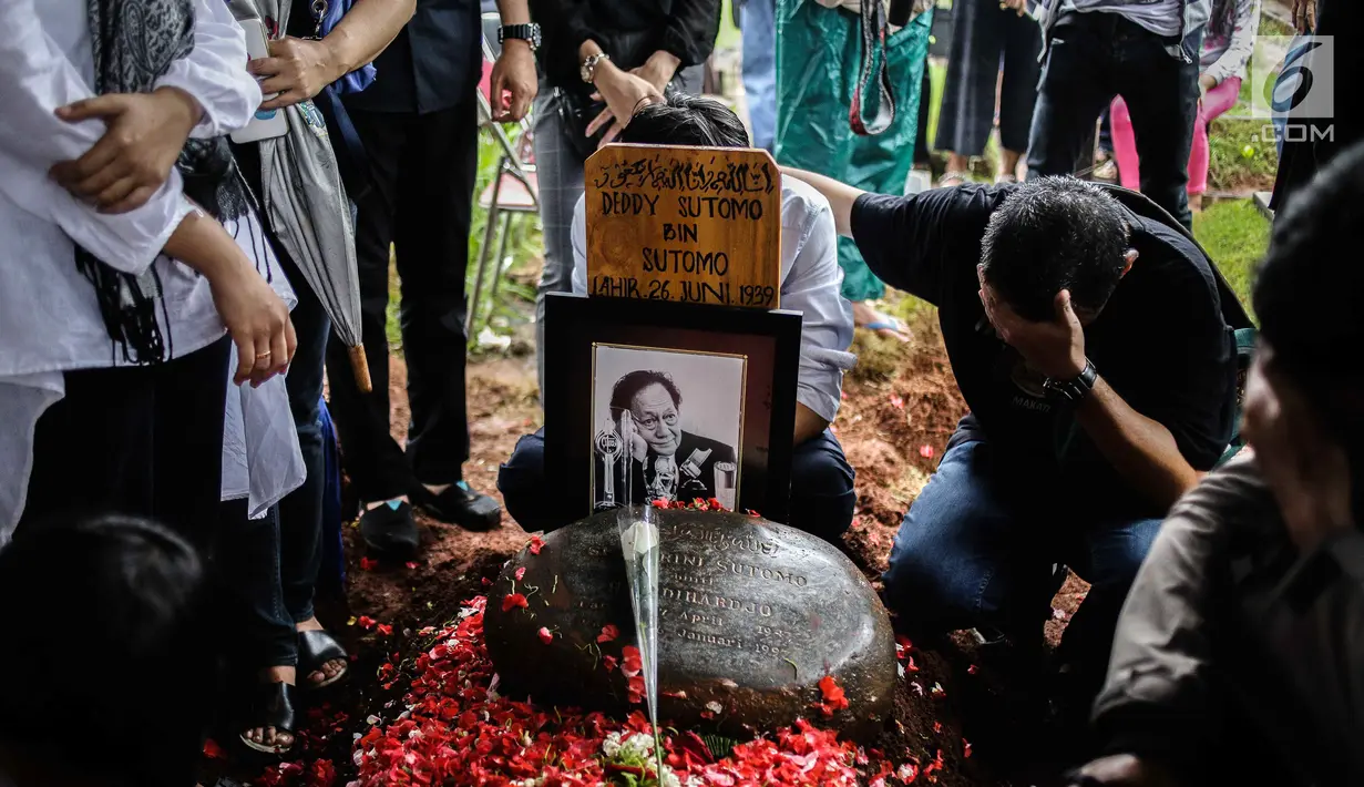 Tangis keluarga dan kerabat saat pemakaman aktor senior Deddy Sutomo di TPU Tanah Kusir, Jakarta, Rabu (18/4). Deddy Sutomo sempat dirawat di Rumah sakit Harapan Kita karena masalah jantung. (Liputan6.com/Faizal Fanani)