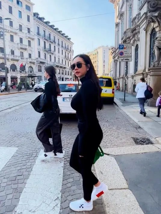 OOTD-nya saat di Milan tetap sederhana, namun terlihat stylish. (Instagram/aurakasih).