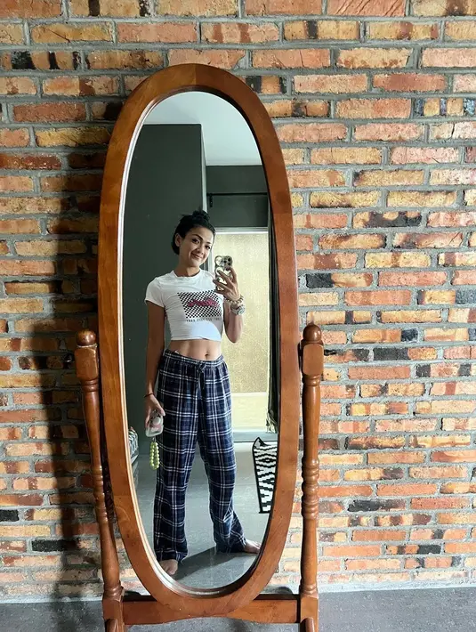 Nirina juga mengaku dirinya sudah membatasi garam dan gula. Serta lebih mengutamakan makanan utuh ketimbang makanan yang diolah [@nirinazubir_]