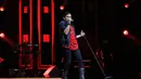 "Yang pasti ini lagu nggak mudah untuk teriak-teriak, nadanya juga tepat dan disini semua terhibur. Kalo udah jadi superstar nggak boleh sombong," ujar Rossa sembari memberi saran pada Fazrun Tambora. (Adrian Putra/Bintang.com)