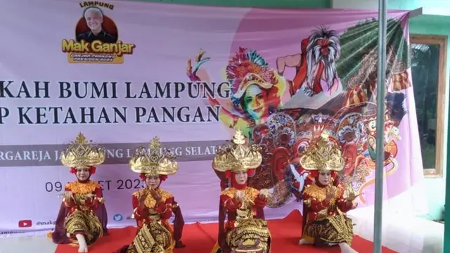 Para sukarelawan Mak Ganjar Lampung bersama masyarakat mengadakan kegiatan sedekah hasil bumi dan gelar budaya Reog Ponorogo pada Jumat 17 Maret 2023 (Istimewa)
