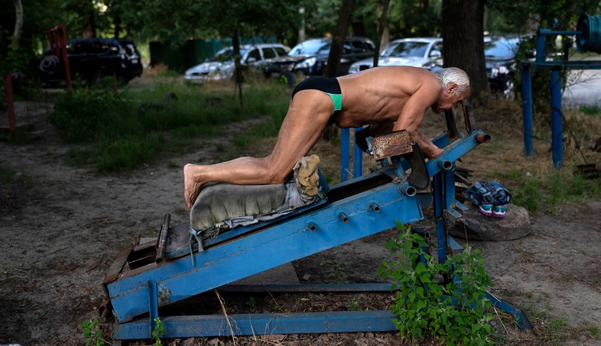Saking populernya gym ini, kamu yang mau berlatih dengan alat kebugaran terkadang harus mengantre. (AP Photo/Jae C. Hong)