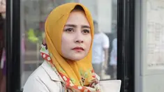 Belum lama ini Prilly Latuconsina diketahui sedang membintangi web series 'Negeri 5 Menara' yang memerankan karakter bernama Sarah. Prilly tampil beda dalam balutan hijab yang membuatnya semakin terlihat teduh.(Liputan6.com/IG/@prillylatuconsina96)