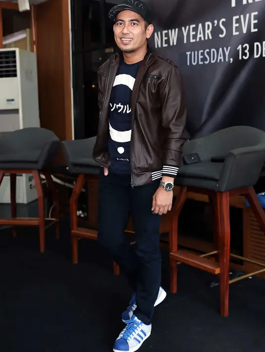 "Gue ngajak istri mesti ajak anak-anak juga. Soalnya kan anak-anak nggak ada yang jaga. Dulu istri mengisi acara bola kan. Kalau sekarang sih dia konsennya ke anak-anak," jelas Rio Febrian. (Deki Prayoga/Bintang.com)