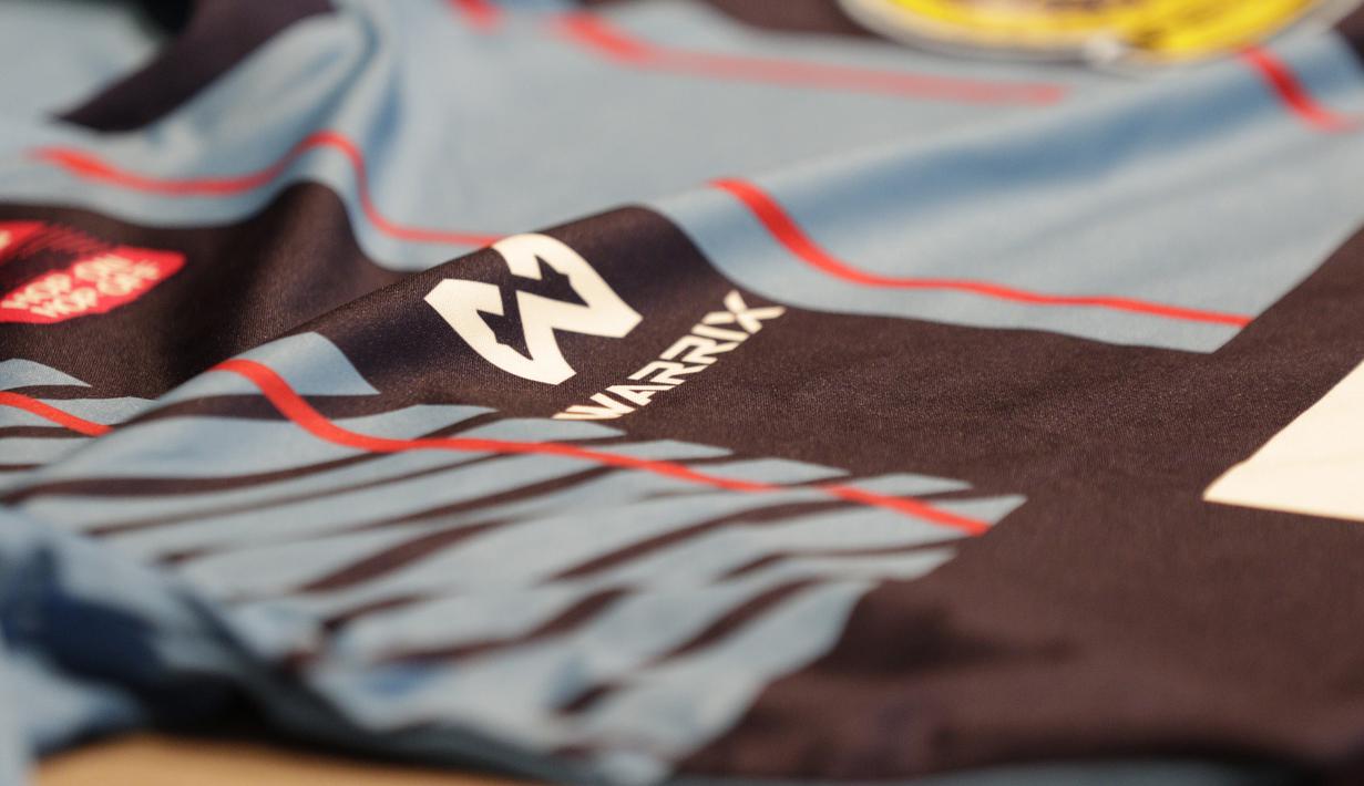 Contoh jersey saat peluncuran Warrix Indonesia di Hotel Santika, Jakarta, Kamis, (6/2/2020). Apparel asal Thailand ini resmi masuk pasar Indonesia. (Bola.com/M Iqbal Ichsan)