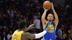 Pemain Golden State Warriors, Stephen Curry melepaskan tembakan saat dihadang pemain LA Lakers, Julius Randle (kiri) pada laga NBA preseason di Valley View Casino Center, San Dieg, Kamis (20/10/2016). (Reuters/Jake Roth-USA TODAY Sports)