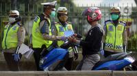 Polisi menindak pengendara sepeda motor yang melanggar aturan lalu lintas di Jalan Pasar Rumput, Manggarai, Jakarta, Selasa (21/7/2020). Polisi akan menggelar Operasi Patuh Jaya 2020 pada 23 Juli sampai 5 Agustus 2020 di seluruh Polda se-Indonesia. (merdeka.com/Imam Buhori)