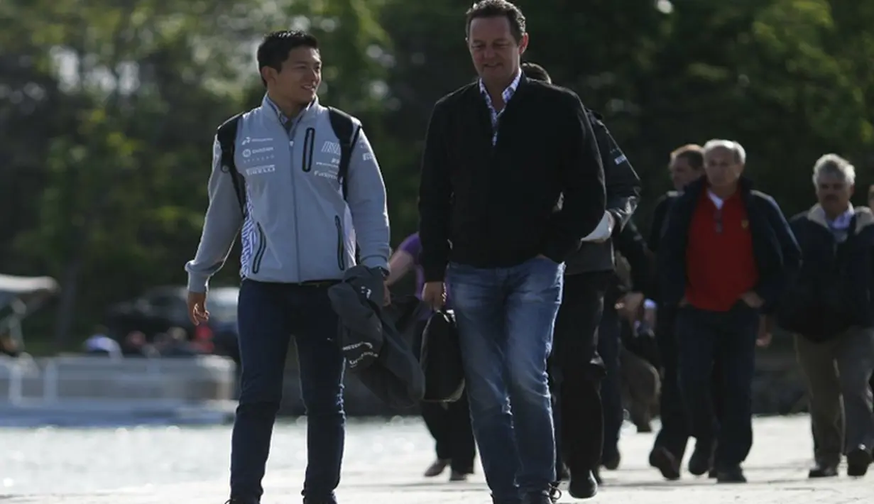 Pebalap Manor Racing asal Indonesia, Rio Haryanto, bersama manajernya, Piers Hunnisett, jelang latihan bebas pertama F1 GP Kanada di Sirkuit Gilles Villeneuve, Kanada, Jumat (10/6/2016). (Bola.com/Twitter/F1)